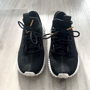 Adidas Ortholite sneaker -Size 4Y / 6 W - black & white